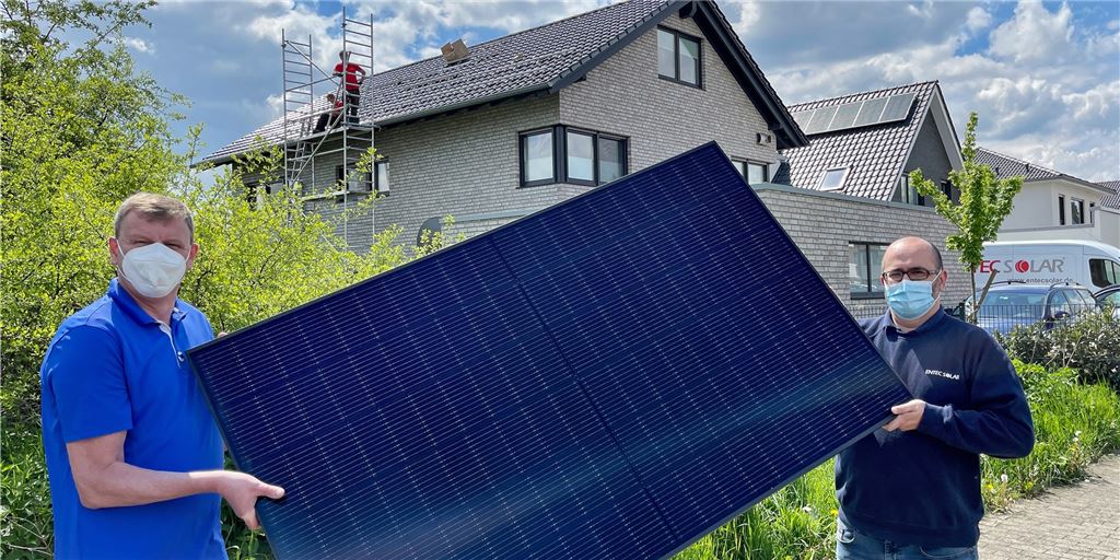 Holzwickeder will Ladestation für E-Auto: Ein Schreck mit gutem Ende Jörg Peiler (links) möchte eine Wandladestation für sein E-Auto und eine Photovoltaikanlage auf dem Dach. Ilja Ljevar, Geschäftsführer von EntecSolar, möchte das möglich machen. Doch schon die Genehmigung soll Wochen dauern.
