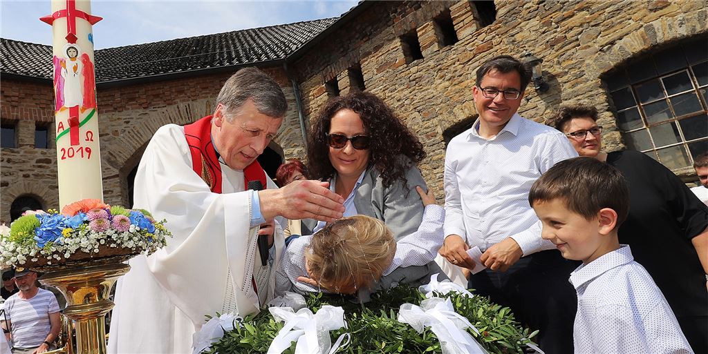 Holzwickede feiert Pfingstgottesdienst mit einer ganz besonderen Taufe Holzwickede feiert Pfingstgottesdienst mit einer ganz besonderen Taufe