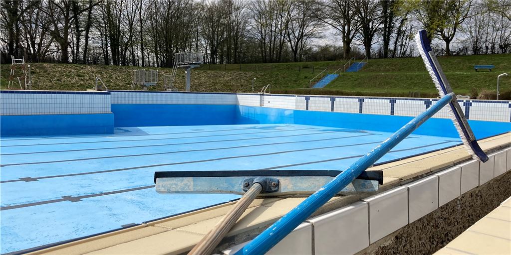 Trotz Starterlaubnis: Freibad Schöne Flöte bleibt vorerst geschlossen Es wurde fleißig geschrubbt und geschubbert: Das Sportbecken der Schönen Flöte in Holzwickede ist mittlerweile einsatzbereit. Die ersten Gäste dürften bald ihre Bahnen ziehen, trotzdem bleibt das Freibad geschlossen.