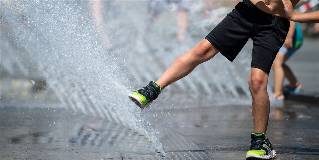 Joggen trotz Hitzewelle: Lauf-Experte gibt wichtige Tipps für das richtige Training Wer bei heißen Temperaturen laufen gehen möchte, sollte auch unterwegs die Abkühlung nicht außer Acht lassen.