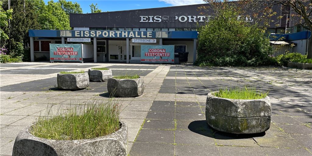Politik überstimmt Bürger: Sanierung der Eissporthalle vom Tisch Anhängern der alten Eissporthalle am Ligusterweg werden nun doch wieder Steine in den Weg gelegt. Der Bürgerentscheid für die Sanierung ist aufgehoben. Jetzt prüft die Stadt erst einmal die Machbarkeit einer Traglufthalle.