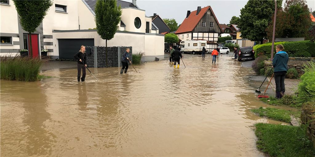 Am schwersten traf die Flutwelle wieder einmal Billmerich An ihrem tiefsten Punkt war die Billmericher Dorfstraße am Mittwochnachmittag und -abend eine Seenlandschaft. Die Nachbarn trugen es mit Fassung und halfen einander, so gut es ging.