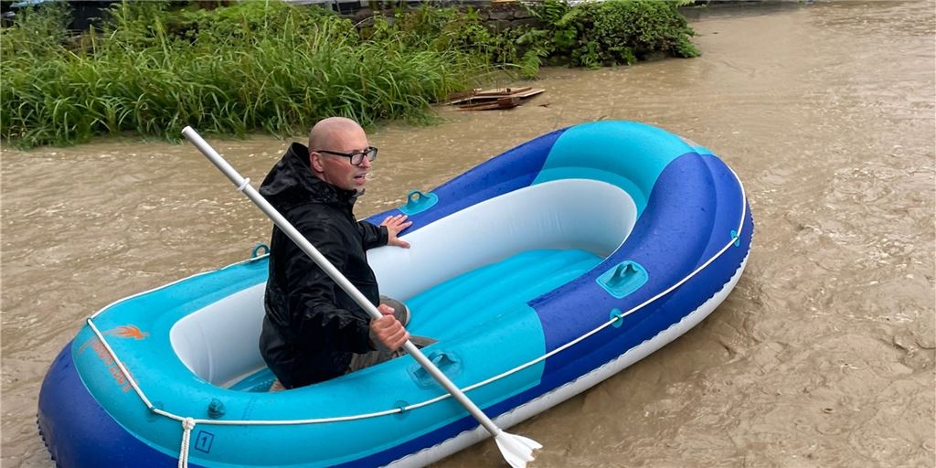 Schadensbilanz nach dem Hochwasser bleibt in Unna überschaubar In Billmerich bewies Falk Lohse sogar etwas Galgenhumor, in dem er das neu entstandene Gewässer vor seiner Haustür für eine Bootstour nutzte. Zu diesem Zeitpunkt hätte man die Dorfstraße auch noch mit Gummistiefeln passieren können. Aber um irgendetwas gegen die einströmenden Wassermaßen zu tun, wäre es noch zu früh gewesen.