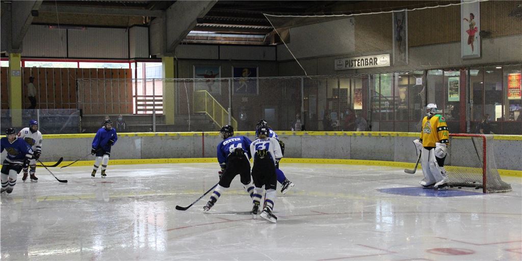 Eishockey-Anfänger wagen sich beim Grizzly Day in Bergkamen aufs Eis Eishockey-Anfänger wagen sich beim Grizzly Day in Bergkamen aufs Eis