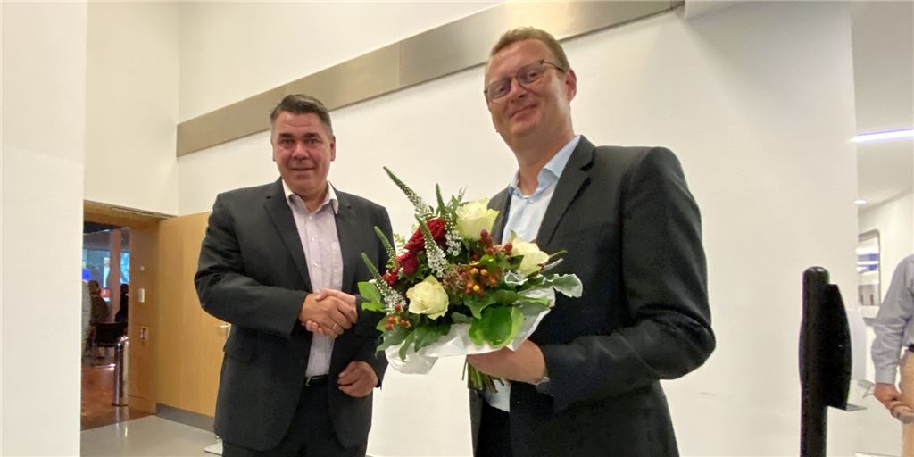Kaczmarek (SPD) siegt im Wahlkreis Unna I – Grüner Sacher zittert Oliver Kaczmarek (SPD, r.) nimmt am Sonntagabend die Glückwünsche von Landrat und Wahlleiter Mario Löhr entgegen. Das Direktmandat für den Bundestag im Wahlkreis Unna I war ihm gegen 20 Uhr nicht mehr zu nehmen.
