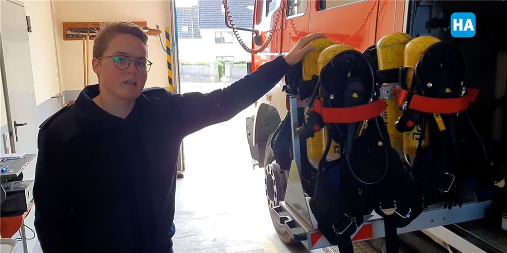 Feuerwehrmann nach vier Wochen: Quereinsteiger will ins brennende Haus Simon Kettelmann ist erst als 18-Jähriger zur Freiwilligen Feuerwehr Fröndenberg gekommen und hat als Quereinsteiger mittlerweile die Lehrgänge zum Feuerwehrmann absolviert.