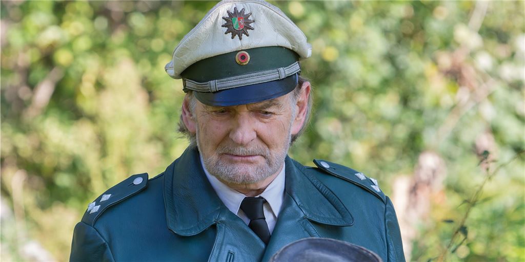 Tatort-Star schlüpft für heimische Filmproduktion in Polizei-Uniform Schauspieler Claus Dieter Clausnitzer in einer Uniform aus Kamen beim Filmdreh in Bergkamen.