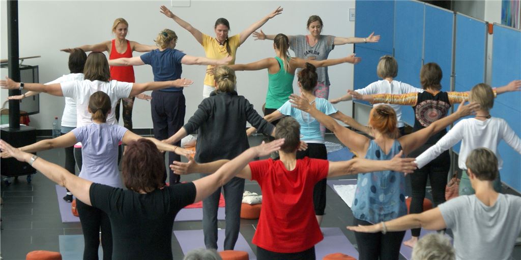 An der Volkshochschule hat das digitale Lernen Zukunft und Grenzen Manche Kurse lassen digital eher nur als Behelfslösung anbieten, wie dieses Yoga-Special (Archivfoto) ahnen lässt. Doch es gibt Bereiche, in denen die Volkshochschule wohl dauerhaft – auch – digital arbeiten wird.