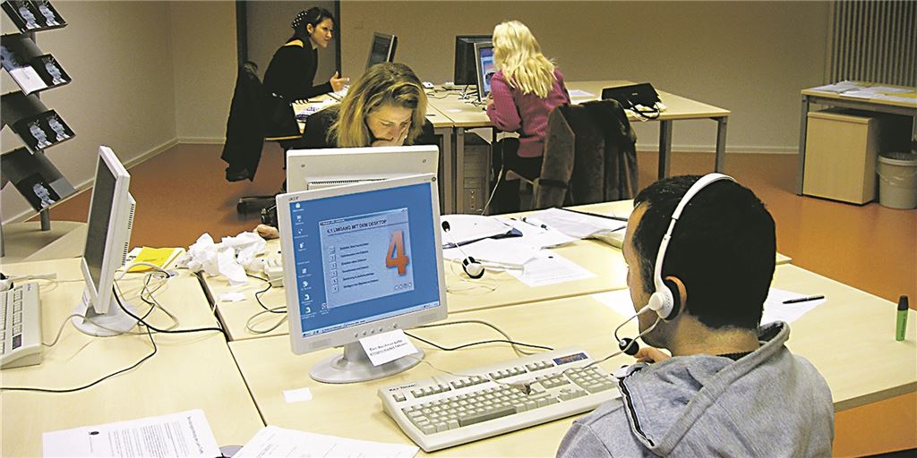 Lernen im Lounge-Bereich löst im ZIB die nüchterne Sachlichkeit ab Stilles „Selbstlernen“ mit entsprechender Software am PC war ein Trend der Zeit, als zur Jahrtausendwende in Unna die Konzeption für den „Lerntreff“ im ZIB erdacht wurde. Heute gewinnen Kommunikation und Austausch wieder an Bedeutung, was aber damit nicht unvereinbar sein muss.