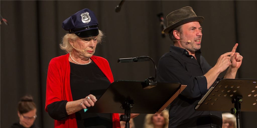 Unorthodox, unangepasst: So lief die Premiere von „Jung und Wild“ Barbara Blümel und Michael Kamp tragen in szenischer Lesung zusammen mit dem Chor „Die letzten Heuler“ Dialoge und Lieder aus Jura Soyfers „Astoria“ vor.
