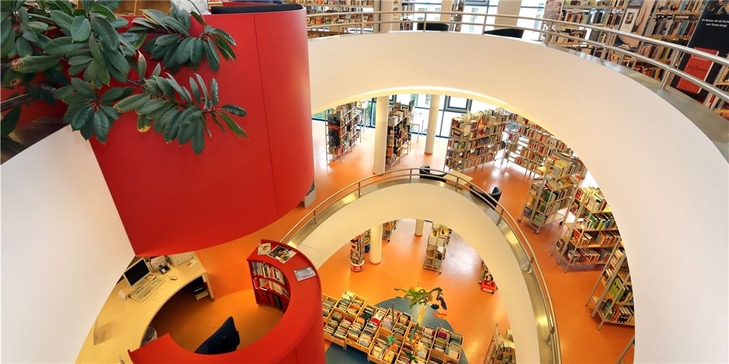 Fenstersturz im ZIB: Stadt sah keinen Grund, die Polizei zu rufen Aus einem Fenster der Stadtbibliothek im ZIB ist ein etwa dreijähriges Kind in die Tiefe gestürzt. Die Stadt sieht keinen Anlass, die Gebäudesicherheit zu überdenken.
