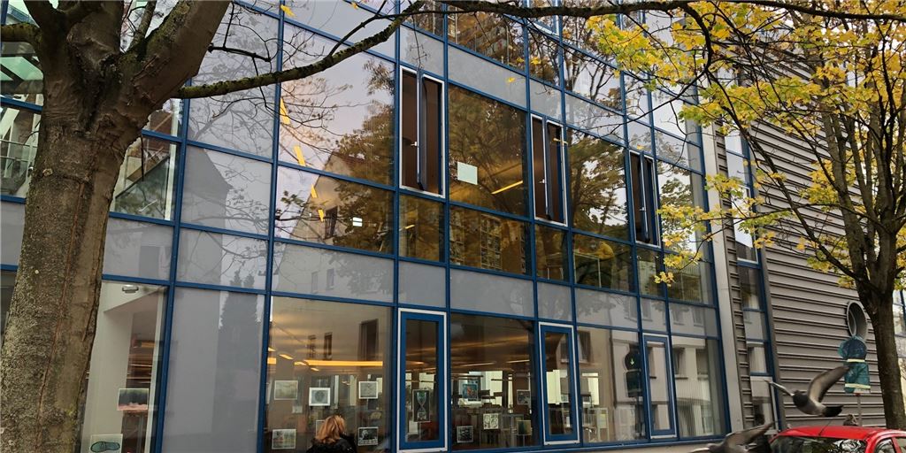 Die Stadt wollte den Fenstersturz vertuschen Das Baurecht erlaubt es, also bleiben die Fenster geöffnet: Es ist schwer verständlich, wie wenig Anlass im Rathaus gesehen wird, nach dem Unfall am ZIB Lehren daraus zu ziehen.