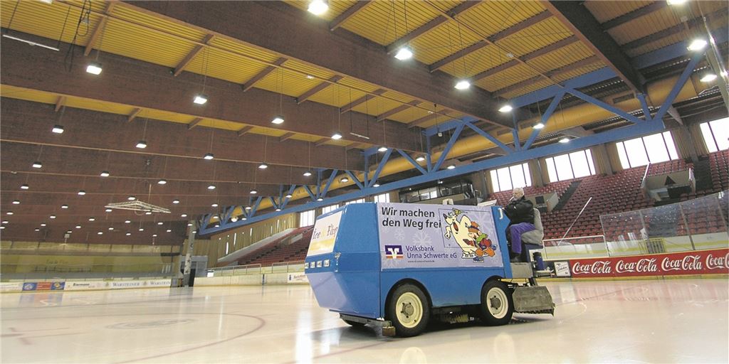 Politik bekennt sich ratlos: Wer patzt in der Eishallenrechnung? So groß wie die alte Eissporthalle am Ligusterweg sollte der Neubau in Unna-Massen gar nicht sein. Doch die Stadtverwaltung hat offenbar mit einem teureren Angebot gerechnet.