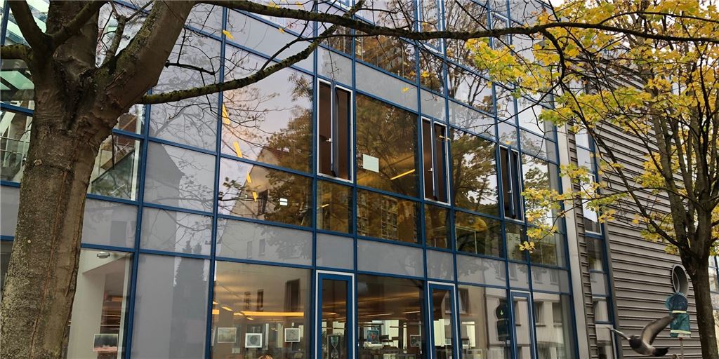 Fenstersturz im ZIB ist nun ein Vorgang für den Staatsanwalt Warum diese Fenster offen stehen und hinter einem dieser Fenster Tisch und Stühle als „Steighilfe“ dienen können, ist unsere Redaktion mehrfach gefragt worden. Die Stadtverwaltung gab die Antwort nur in einer Stellungnahme vor Ratsleuten: Es sei keines von diesen Fenstern gewesen, aus dem das Kind gefallen ist.
