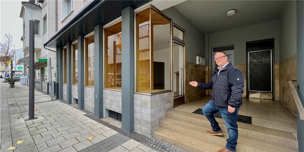 Baurecht lässt Unternehmer samt Gewerbesteuer aus Fröndenberg flüchten Pascal Madiwe ist seit 2018 in Fröndenberg selbstständig und wäre gern von der Hohenheide in die Innenstadt umgezogen. Doch mehrere Gründe verhinderten die Anmietung eines Ladenlokals.