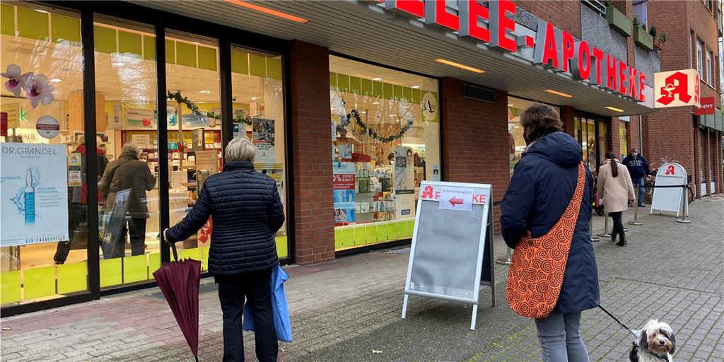 PCR- oder Schnelltest: Welchen Corona-Test man in Holzwickede wo machen kann Wer in Holzwickede einen Corona-Test machen möchte, der hat die Auswahl aus sechs offiziellen Teststellen. Neben zwei Apotheken, darunter die Allee Apotheke (Bild), werden Tests auch in Arztpraxen und bei einem Sportverein angeboten.