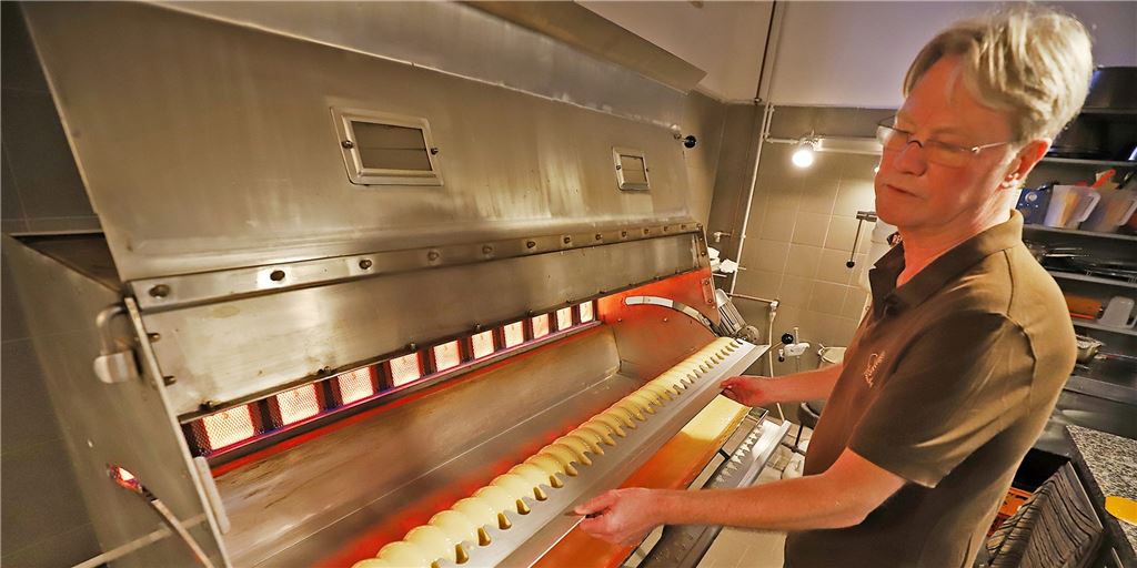 Mit Video: So werden die berühmten Baumkuchen von Prünte hergestellt Uwe Petersmann, Chef der Baumkuchenmanufaktur Prünte, fährt mit einem Kamm regelmäßig durch die heiße Masse, aus der später mal Baumkuchen werden.