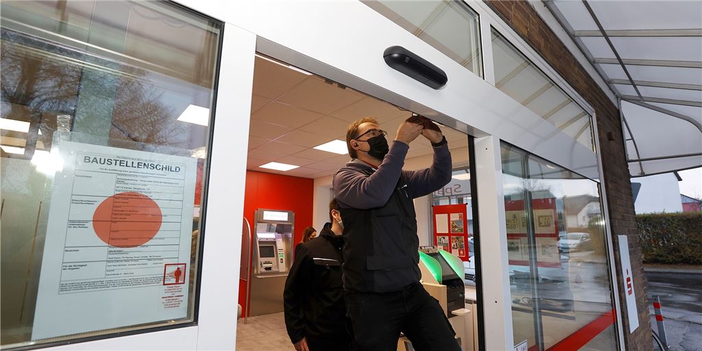Neue Sparkasse in Heeren: So sieht sie von innen aus, so öffnet sie Letzte Handgriffe an der neuen Sparkassen-Filiale an der Bergstraße in Heeren-Werve. Die Automatiktür funktionierte am ersten Öffnungstag nicht, wie sie sollte.