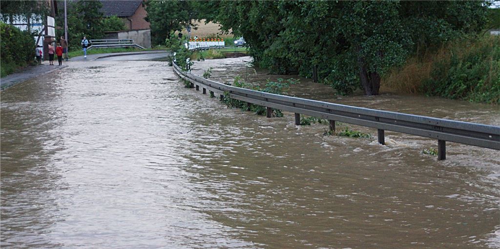 Auch Massen bekommt ein Stauwerk für den Schutz vor Hochwasser Der Massener Hellweg als Wasserstraße: Nach dem Starkregen im Juli gab es zeitweilig kein Durchkommen mehr und in einigen ufernahen Wohngebieten nahe des Massener Bachs drang das Hochwasser in die Häuser ein.