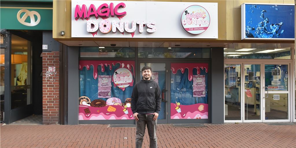 „Magic Donuts“ öffnet in Lünen: Zwei Freunde setzen auf Süßes Mustafa Korkmaz steht vor seiner neuen beruflichen Heimat, dem "Magic Donuts".