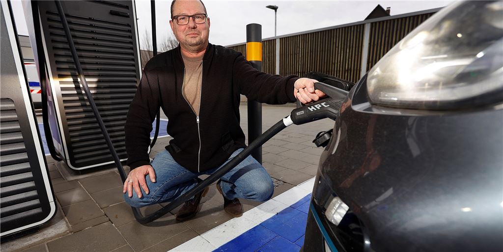 Wie im Weltraumbahnhof: Die Zukunft beginnt im Schnellladepark am Kamener Kreuz Peter Stelzmann (55) aus Hagen ist einer der ersten Autofahrer, die in Europas größtem Schnellladepark elektrisch auftanken. Der Hagener, der für die Dorstener Firma „Stiftsquelle“ unterwegs ist, freut sich über die hohe Auflade-Geschwindigkeit.
