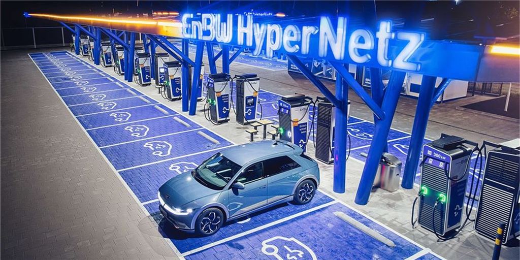 Im Kamen-Karree ist die neue Schnelladestation von EnBW eröffnet worden: 52 Fahrzeuge können gleichzeitig laden – und das ziemlich schnell – mit bis zu 300 Kilowatt Leistung. Das heißt: In nur fünf Minuten werden, je nach Fahrzeug, bis zu 100 Kilometer Reichweite geladen.