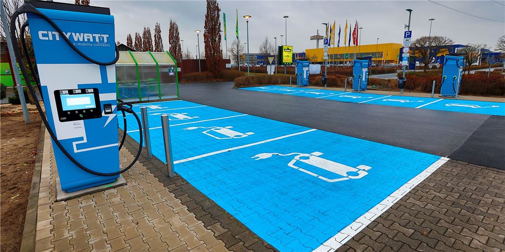 Und noch ein Schnellladepark im Kamen-Karree: Citywatt eröffnet bei Dehner Auf dem Parkplatz des Gartencenters Dehner im Kamen Karree hat der Fahrstromanbieter Citywatt fünf Schnellladesäulen mit zehn Ladepunkten installiert.