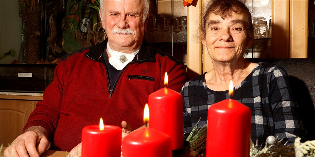 Aus dem Koma zurück ins Leben: Die unglaubliche Geschichte des Peter M. Peter Mauer (63) freut sich mit seiner Frau Silvia (61), dass er ein Jahr mit vielen schweren Erkrankungen überstanden hat und nun, anders als im vergangenen Jahr, Weihnachten mit seiner Familie feiern kann.