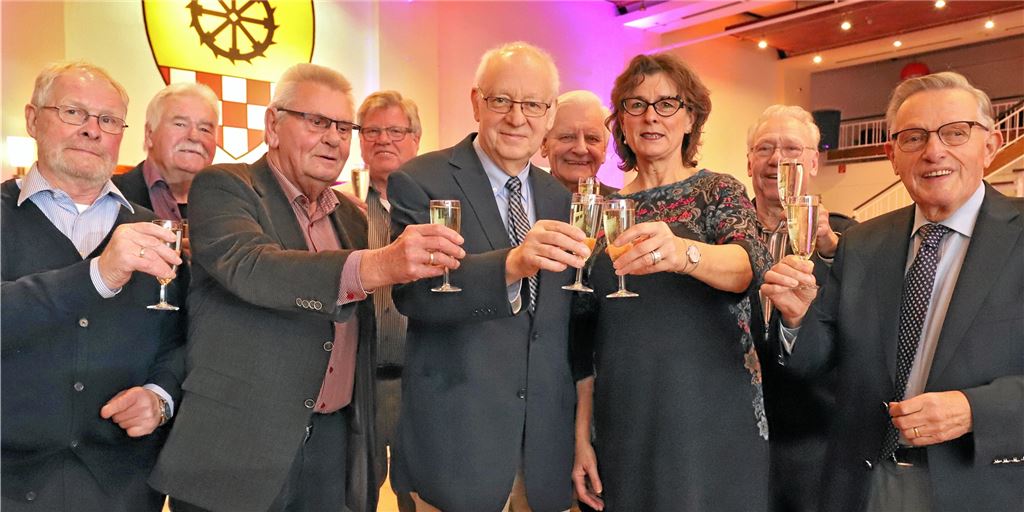Abrisspläne für das Massener Bürgerhaus Das Massener Bürgerhaus zählt zu den letzten Orten im Westen der Stadt, in der sich Menschen begegnen können, so wie hier auf diesem Archivbild beim Neujahrsempfang des Bürgerhausvereins. Es stehe aber auch für die Geschichte der einst selbstständigen Gemeinde Massen, erklärt der Vorsitzende Helmut Tewes (M.).