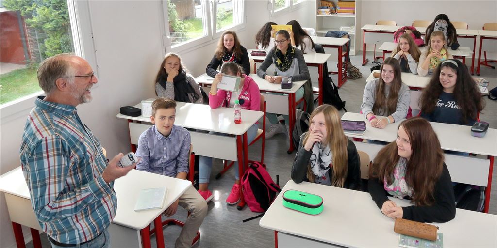 Von Realschule bis Eishalle: Unna schiebt Bauprojekte auf lange Bank Der Unterricht an der Hellweg-Realschule wird noch eine ganze Weile auch in den „Modulgebäuden“ laufen, die seit der Aufgabe der Anne-Frank-Realschule die benötigten Platzkapazitäten liefern. Erst „ab“ 2026 sieht sich die Bauverwaltung wieder in der Lage, die Planungen für einen Neubau wieder aufzunehmen.