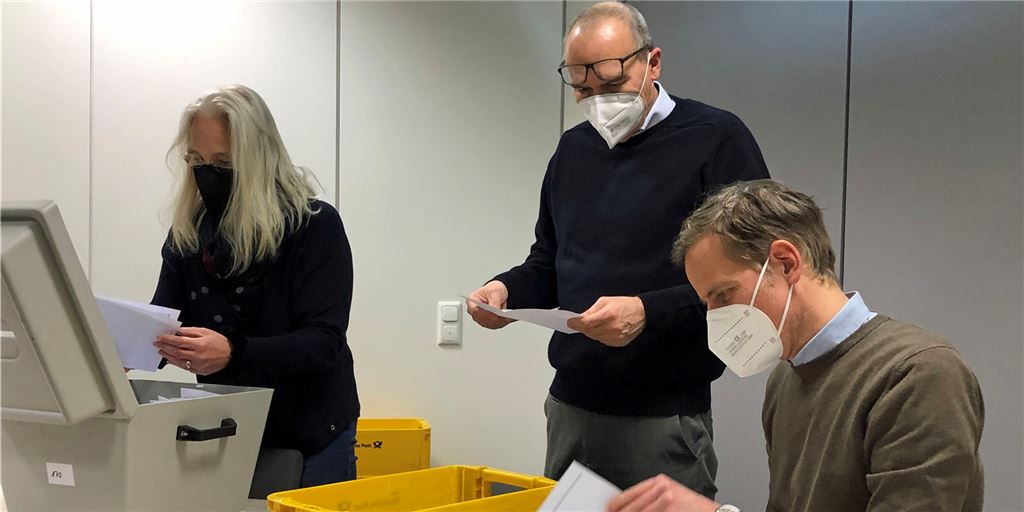 Impflotterie, Personalnot, unbeschwerter Sommer: Das Coronajahr 2021 Werne (Teil 2) Martina Eden-Hetberg (v.l.) vom Personalrat der Stadt zog im Frühjahr die Gewinner der Impf-Auslosung. Notar Dr. Christoph Stiens und Impf-Koordinator Alexander Ruhe kontrollierten und notierten.