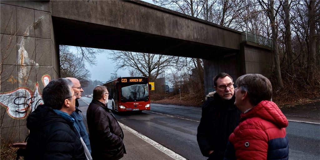 Kettler-Brücke für RS1: Abriss droht, falls nicht schnell gehandelt wird Die Brücke der ehemaligen Kettler-Bahn verläuft über die Heerener Straße. Dr. Uwe Liedtke, Matthias Breuer, Wolfgang Weber, Ulrich Syberg und Oliver Bartosch (v.l.) können sich vorstellen, dass sie Teil eines Radweges wird.