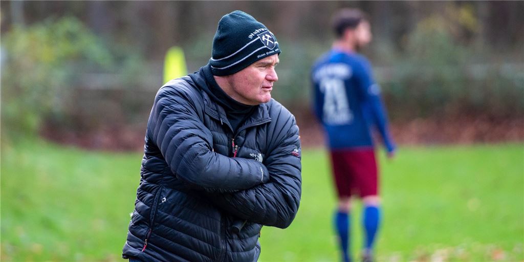 Ablöse-Verhandlungen stocken: Mühlhausens Spieler-Duo in Warteposition Ralf Mäkler, Sportlicher Leiter des SSV Mühlhausen, ist über den Wechsel von zwei Spielern zum Lokalrivalen enttäuscht.