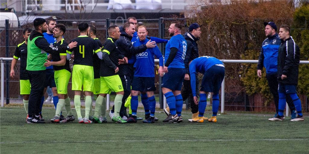 Spucken, schlagen, schikanieren - Sportgericht befürchtet noch mehr Arbeit Immer wieder geraten wie hier zwischen dem SC Fröndenberg und dem TuS Niederaden Spieler aneinander. Nicht jedes Mal wird die Situation mit guten Worten wie hier aufgelöst.