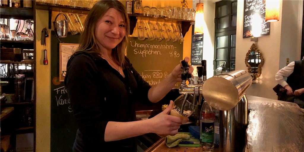 Kreuzviertel-Wirtin sucht Nachfolger - auch wegen Corona-Kontrollen Monika Stosik (37) sucht aktuell einen Nachfolger für ihr beliebtes Kreuzviertel-Restaurant. Das Foto ist vor der Pandemie entstanden.
