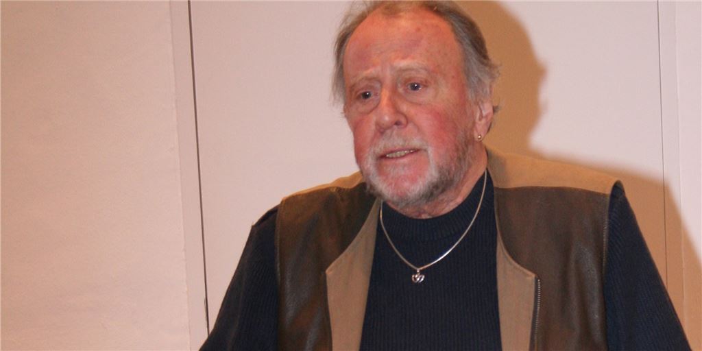 Gunter Demnig: „Auf Stolpersteinen laufen, dann bleibt die Erinnerung blank“ Der Künstler Gunter Demnig hat in den letzten 20 Jahren sage und schreibe 90.000 Stolpersteine in 26 Ländern verlegt. Vier Mal war er schon in Holzwickede. Auf Einladung der VHS-Arbeitsgemeinschaft Spurensuche NS-Zeit gab er jetzt im Schloss Opherdicke tiefe Einblicke in sein Leben und künstlerisches Schaffen.