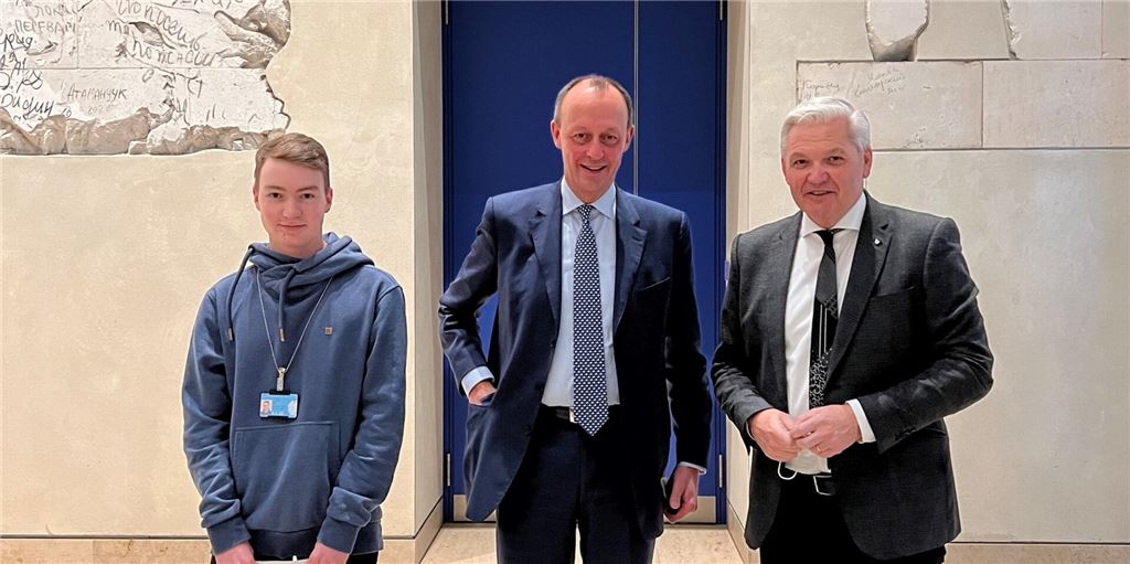 Till Mester (16): „Es war krass, Olaf Scholz vor Ort zu sehen“ Till Mester aus Fröndenberg absolvierte ein Praktikum beim Bundestagsabgeordneten Hubert Hüppe (r.) aus dem Kreis Unna. Dabei traf er unter anderem den neuen CDU-Chef Friedrich Merz.