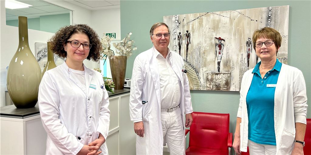 Dr. Thomas Huth: „Corona hat unseren gesamten Praxis-Alltag verändert“ Dr. Elisavet Athanasiou-Weier, Dr. med. Thomas Huth und die medizinische Fachangestellte Martina Becker (v.l.) haben in zwei Jahren Corona-Pandemie einiges erlebt.