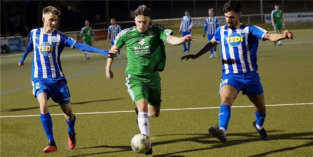 Seltene Trainer-Aushilfe: Holzwickeder SC besiegt FC Brünninghausen in letzter Minute Der Holzwickeder SC und Enis Delija (Mitte) setzten sich am Mittwoch gegen den FC Brünninghausen und Paul Jonathan Zulauf (li.) sowie Firat Cinar durch.