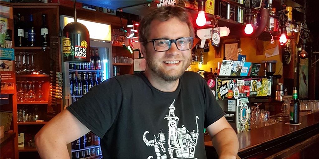 Lage spitzt sich zu: Dortmunder Gastronomie kämpft mit Personalmangel Simon Grimm betreibt die Hafenschänke Subrosa in der Nordstadt.
