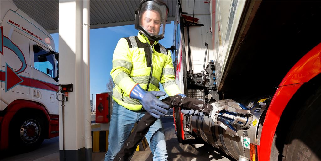 Tanken bei minus 162 Grad, um den Spritpreisen ein Schnippchen zu schlagen Radek Zydorek aus Polen betankt seinen Truck mit dem Flüssiggas LNG. Der Kraftstoff ist so kalt, dass er Schutzkleidung benötigt. 324 Kilogramm führt er dem Tank zu. Dafür werden rund 810 Euro fällig.