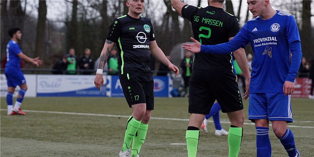 SG Massen nimmt Söldes Witterung auf: Holzwickedes U23 verliert in Unterzahl Siegerfaust von Sebastian Schnee nach seinen Tor zum 2:0. Teamkollege Janos Moritz Dahl (links) freut das auf seine Art; Holzwickedes Daniel Farenbruch (rechts)