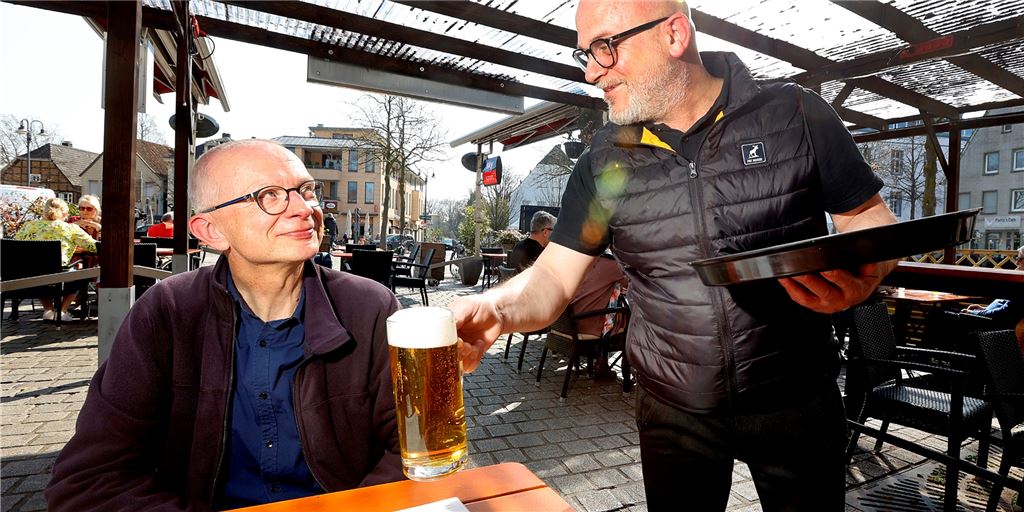 Biergarten-Saison eingeläutet: „Draußen sitzen und das Wetter genießen“ Auch in diesem Jahr freut sich Arjan Gjini (r.) auf viele Gäste in seinem Biergarten am alten Markt.