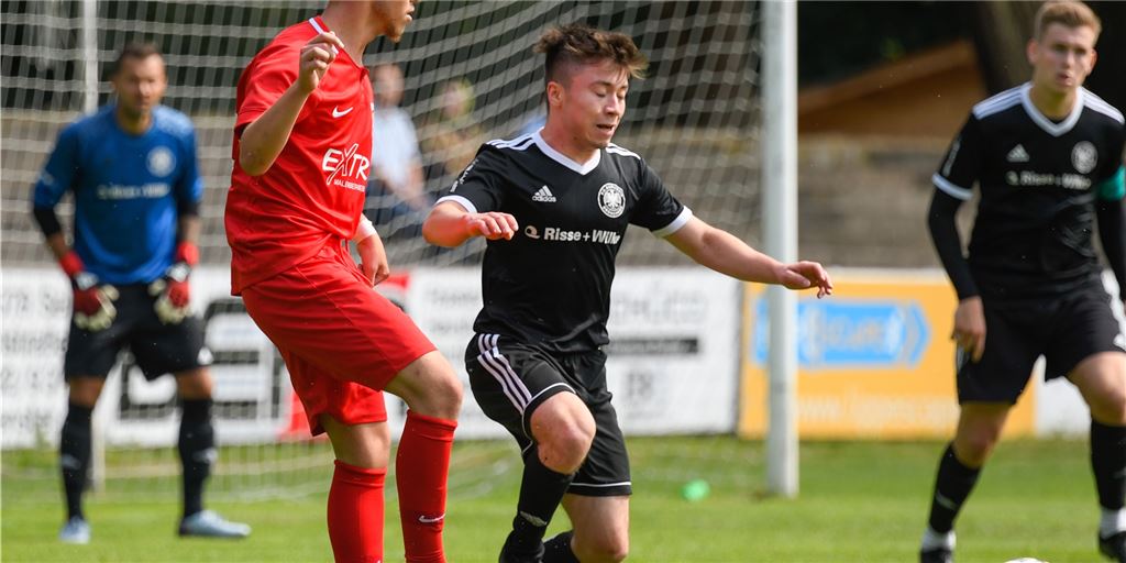 Neuzugang Hiller will Holzwickedes Mittelfeld lenken - „Klein, giftig und wuselig“ Eduardo Hiller (r.), hier gegen den Lüner Sefa Ayaz, wechselt in der kommenden Saison zum Holzwickeder SC.