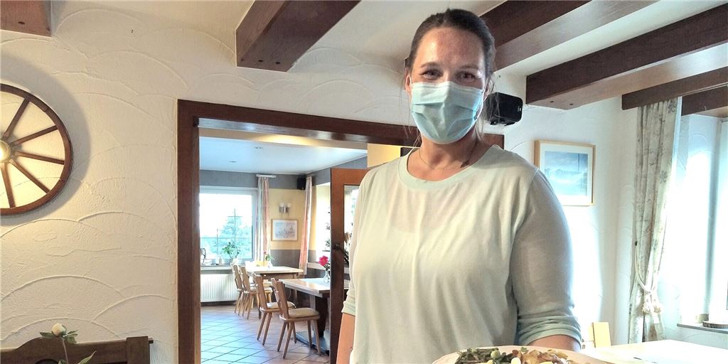 Maskenpflicht fällt: Halten Händler und Wirte freiwillig daran fest? Wirtin Tanja Vogt ist sich noch nicht ganz sicher, wie sie im Landgasthof Hölzer mit dem erwarteten Wegfall der Maskenpflicht umgehen soll.