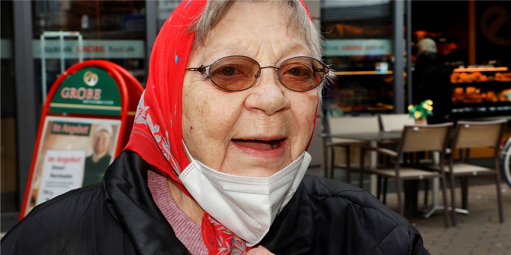 Masken ohne Ende statt das Ende der Masken: Shoppen weiter mit Vorsicht Ursula Wegmann, 90 Jahre alt, trägt den Gesichtsschutz auch in der Fußgängerzone – und erst recht beim Einkaufen in Kamens Geschäften.