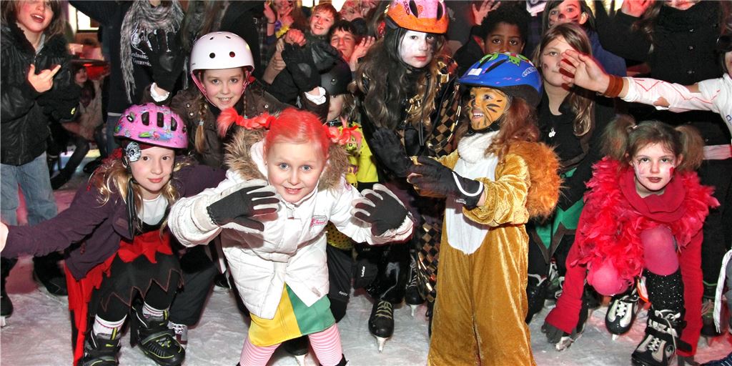 Unna braucht Eis, vor allem für Kinder und Jugendliche Ein Bild aus vergangenen Zeiten, nämlich 2012. Dass die Eishalle keineswegs nur eine Sportstätte ist, sondern ein Treffpunkt für Menschen aller Generationen, stellt die Initiative „Unna braucht Eis“ in den Vordergrund. Gerade Kindern und Jugendlichen fehle ein solches Angebot.