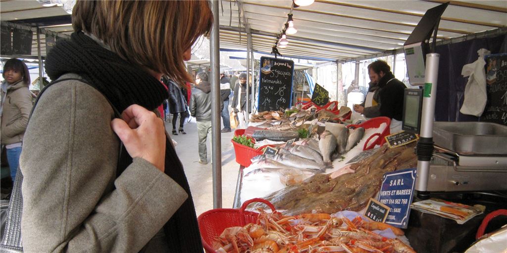 Achtung, Mogelpackung: Was als Scampi verkauft wird, ist oft was anderes Auf speziellen Märkten wird viel frischer Fisch angeboten. Scampi und Garnelen lassen sich anhand verschiedener Merkmale unterscheiden.