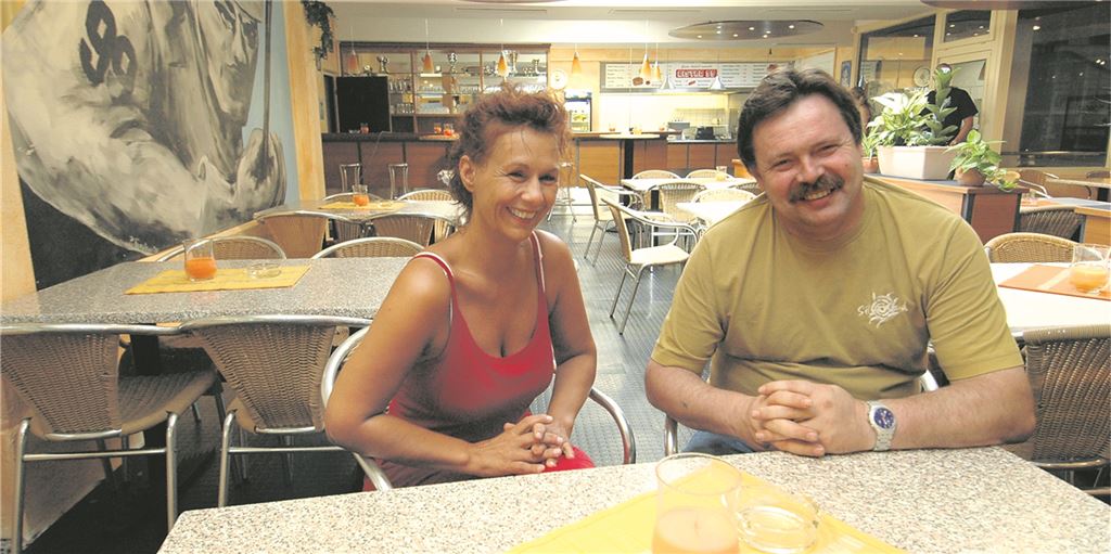 Vielleicht noch teurer: Wigant befeuert Streit um Kosten der Eishalle Das Bistro der früheren Pächter Silvia und Uwe Kuchnia, hier auf einem Archivbild zu sehen, war bis zum Ende der bislang letzten Eishallensaison in Betrieb. Warum die Stadt dort einen Umbau vorsieht, erschließt sich einem Architekten aus dem Umfeld von „Unna braucht Eis“ daher nicht.