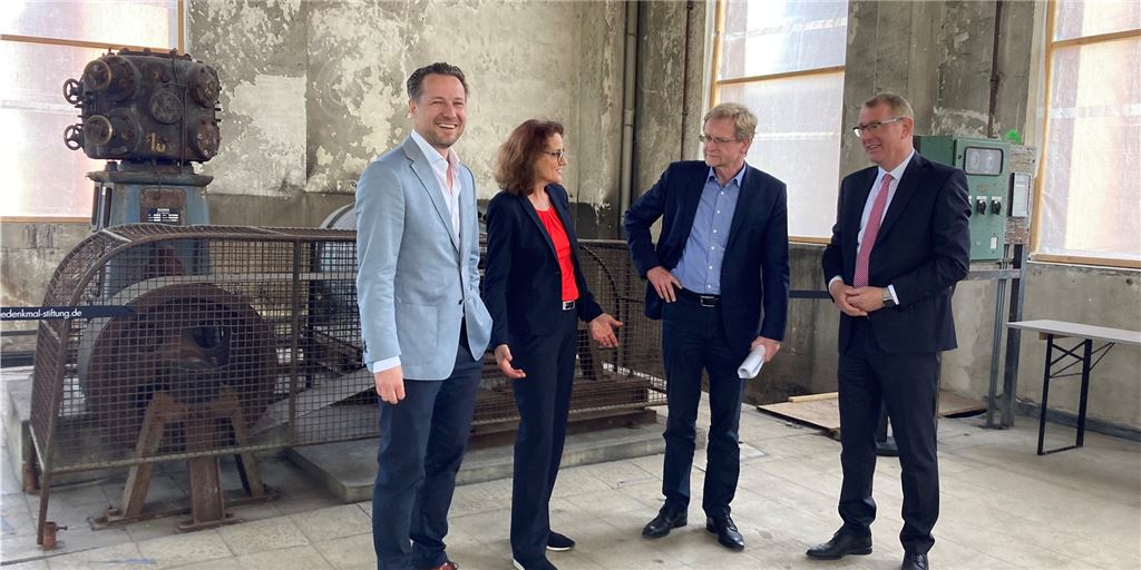 Große Gastro-Pläne: Kokerei Hansa bekommt gleich mehrere Gastronomien Vorfreude auf Gastronomie im Kokerei-Ambiente (v.l.): Sascha Nies, Denkmalstiftung-Geschäftsführerin Ursula Mehrfeld, Planungsdezernent Ludger Wilde und Sparkassen-Vorstandschef Dirk Schaufelberger in der früheren Gastiefkühlanlage der Kokerei Hansa.